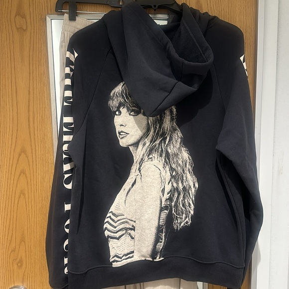Taylor Swift - The Eras Tour Official Merch Black Hoodie Medium worn once - Picture 5 of 6